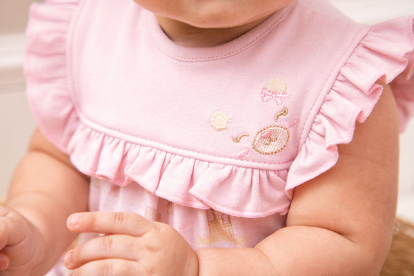 Macacão Curto Bebê Feminino Malha Conforto com Babado Frufru e Bordado