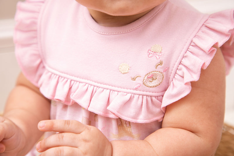 Macacão Curto Bebê Feminino Malha Conforto com Babado Frufru e Bordado - Image 2