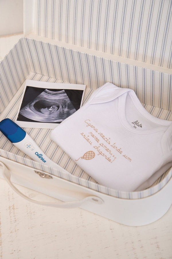 Body Bebê Malha Conforto com Transpasse e Bordado de Anunciação
