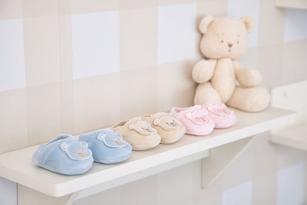 Pantufa Bebê Plush com Bordado de Bichinho e Elástico de Ajuste