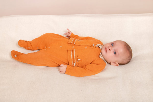 Macacão Longo Bebê Masculino Laranja Queimado com Bordado Náutico e Plaquinha Paraíso