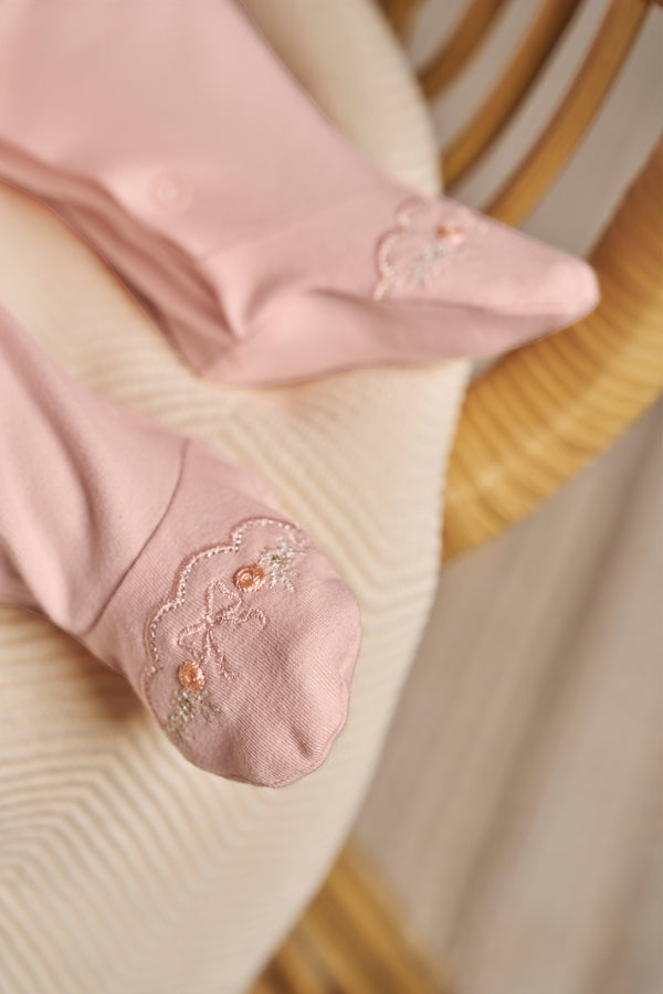 Macacão Longo Bebê Feminino com Pala Bordada, Renda e Lacinho Personalizado Paraíso