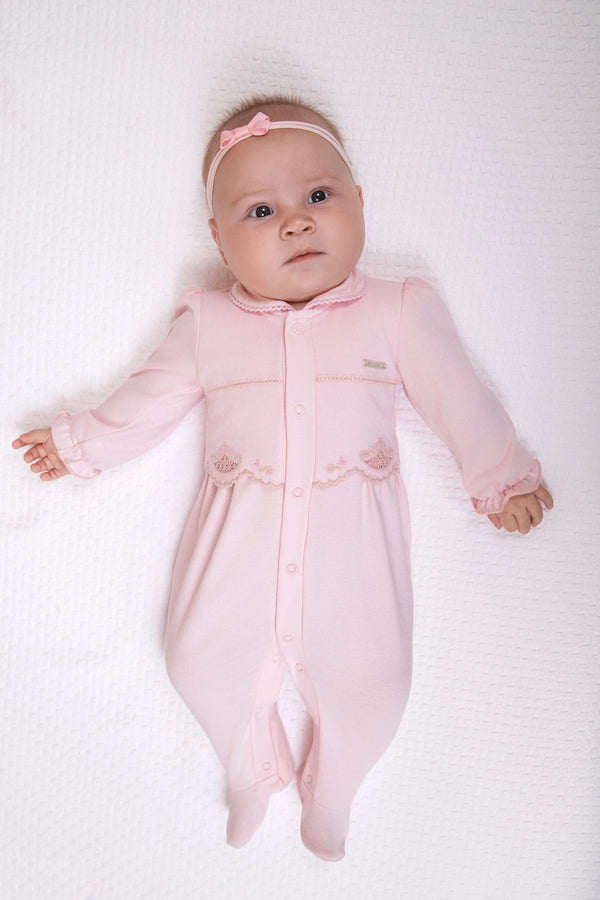 Macacão Longo Bebê Feminino com Pala Bordada e Plaquinha Personalizada Paraíso