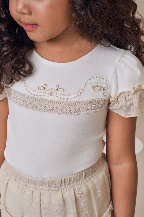 Conjunto Infantil Cerimônia Blusa Bordada em Malha Conforto e Shorts em Laise