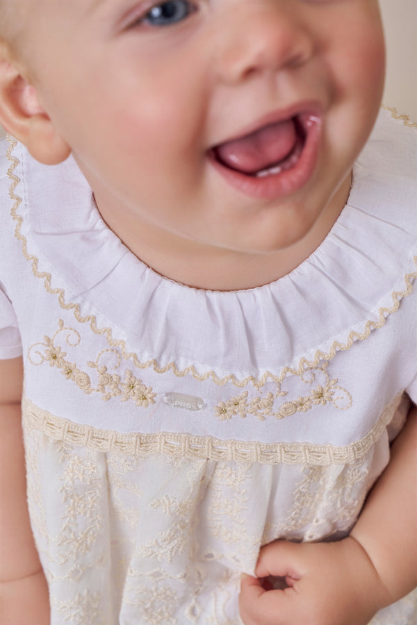 Vestido Bebê Batizado Branco Voil e Laise com Bordado e Calcinha