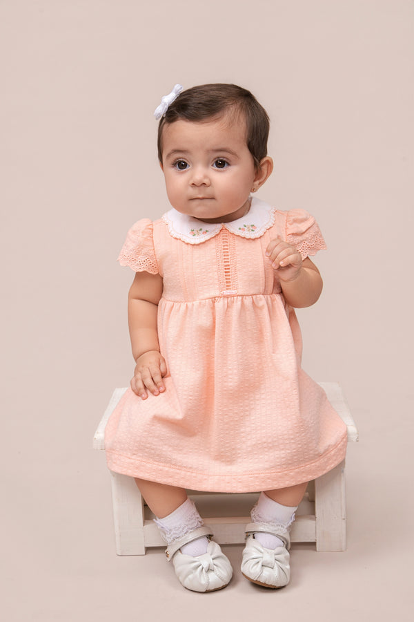 Vestido Bebê com Gola Bordada e Calcinha Paraíso