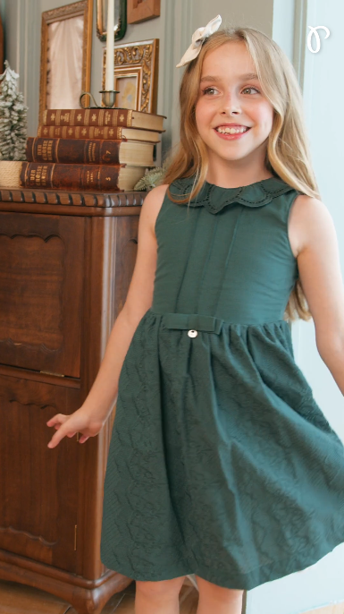 Vestido Infantil Lese com Gola Bordada Nervuras e Laço Manual