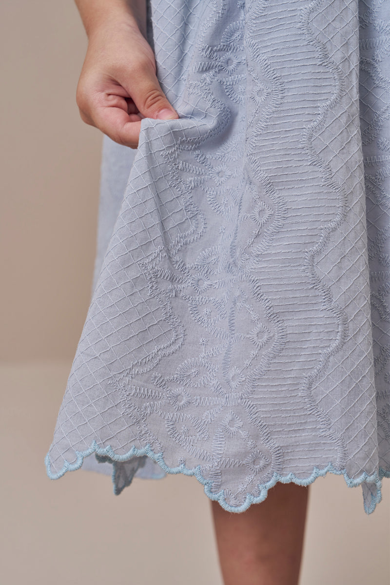 Vestido Infantil Ceriônia Lese com Bordado Vazado, Saia Franzida e Barra Bordada - Image 2