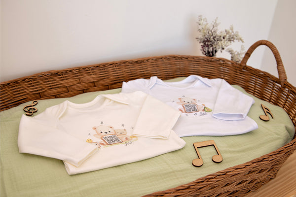 Body Manga Longa Bebê Linha Anunciação em Malha Conforto com Estampa QR Code Interativo Letut.