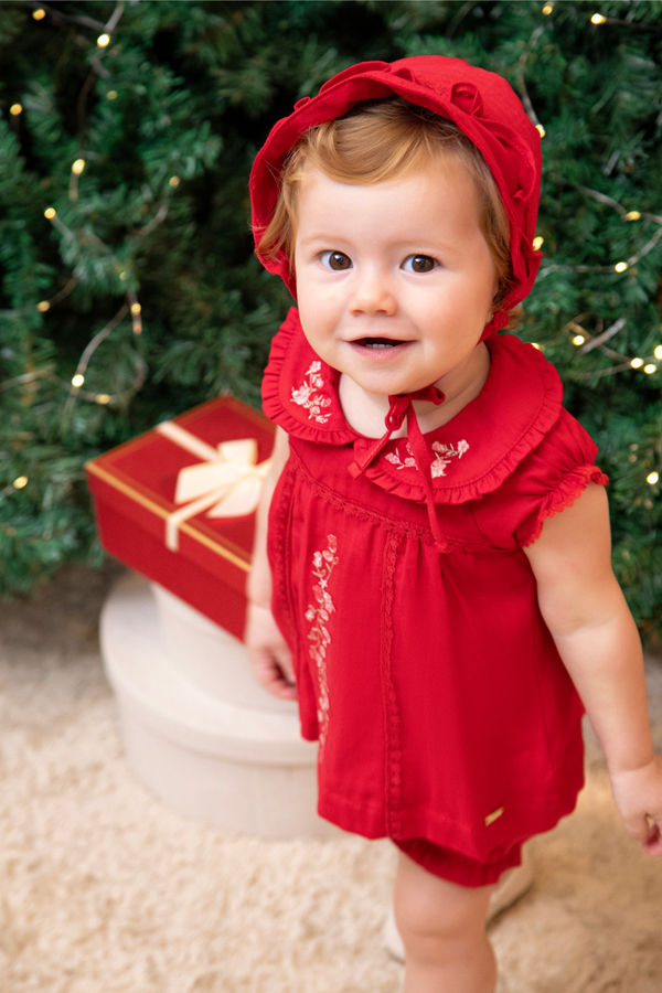 Macacão Curto de Tricoline com Bordado, Renda e Chapéu para Bebê – Paraiso