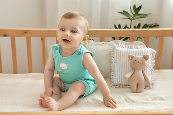 Macacão Curto com Alça Regulável em Malha Conforto e Detalhes Bordados Letut