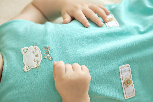 Macacão Curto com Alça Regulável em Malha Conforto e Detalhes Bordados Letut