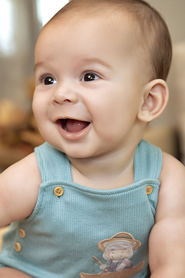 Macacão Curto em Malha Texturizada com Alça Regulável e Bordado Letut