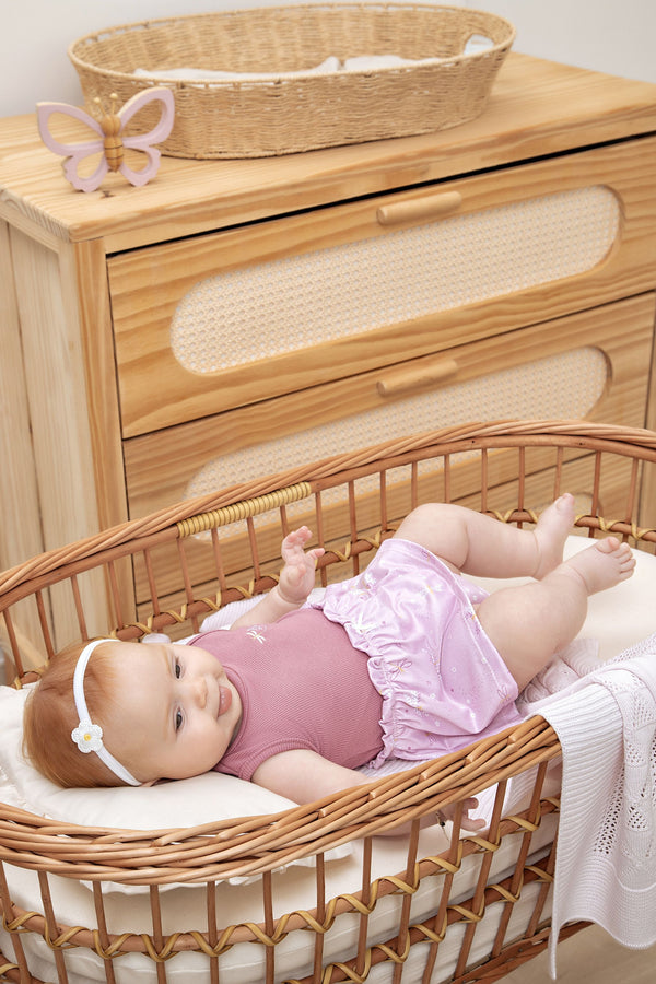 Macacão Curto em Ribana Canelada com Parte Estampada, Bordados Delicados e Laço Decorativo Letut