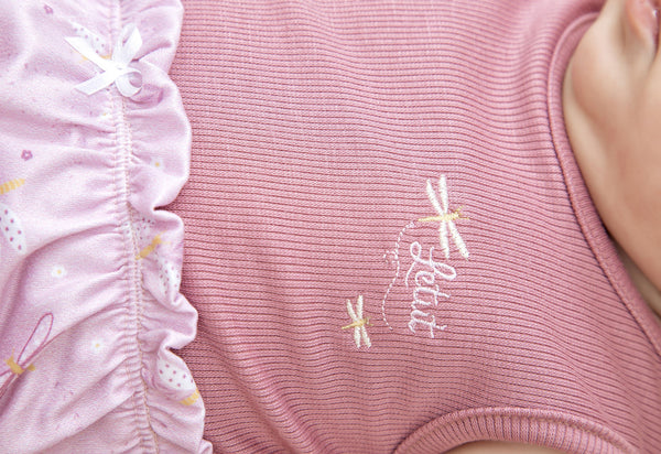 Macacão Curto em Ribana Canelada com Parte Estampada, Bordados Delicados e Laço Decorativo Letut